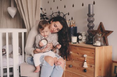 mutlu anne ve bebek oğlu birlikte evde oynamak. Mutlu aile yaşam kavramı gerçek hayat iç