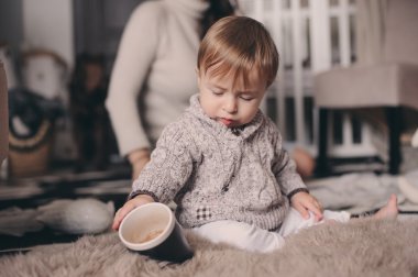 şirin bebek çocuk evde oynamak. Gerçek hayat iç samimi captute
