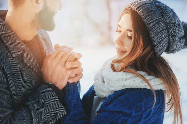 Estilo de vida tiro de jovem casal feliz andando na floresta nevada, passar férias de inverno ao ar livre — Fotografia de Stock