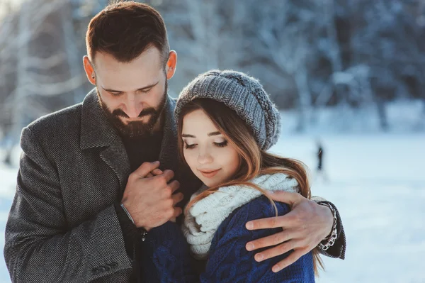 Образ жизни молодой счастливой пары, гуляющей в снежном лесу, проводящей зимние каникулы на свежем воздухе — стоковое фото