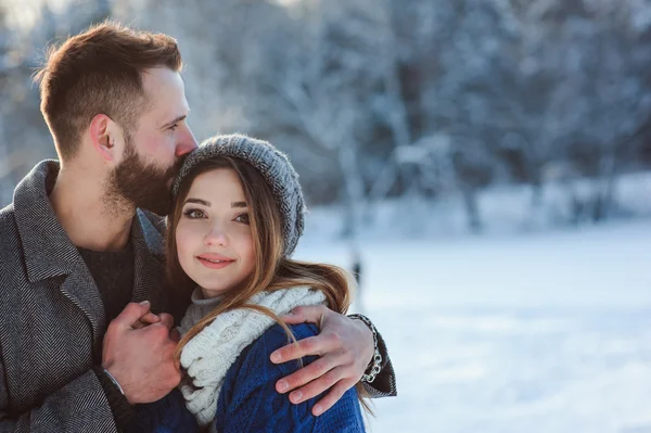 Feliz casal amoroso andando na floresta de inverno nevado, passando férias de Natal juntos. Atividades sazonais ao ar livre. Captura de estilo de vida. — Fotografia de Stock