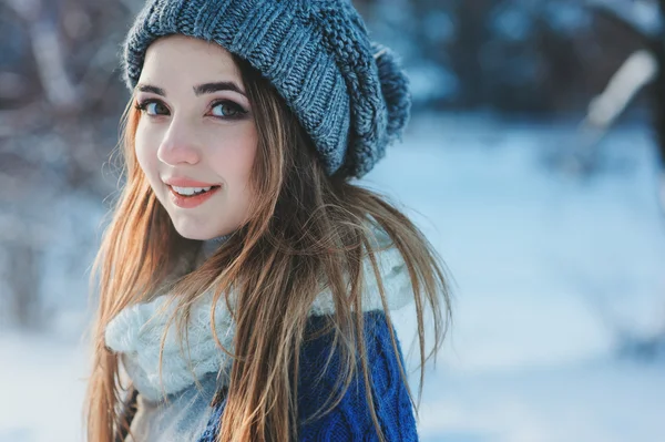 Bela jovem mulher relaxante no passeio de inverno na floresta nevada, captura sincera, cena de estilo de vida — Fotografia de Stock