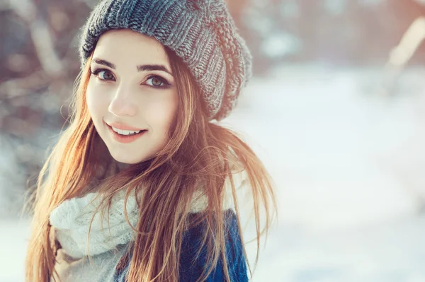 Bela jovem mulher relaxante no passeio de inverno na floresta nevada, captura sincera, cena de estilo de vida — Fotografia de Stock