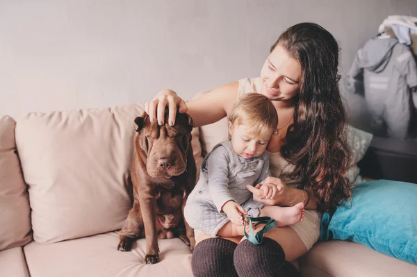 Mère heureuse et bébé fils jouer ensemble à la maison avec chien pei shar mignon. Cozy scène de style de vie intérieur — Photo