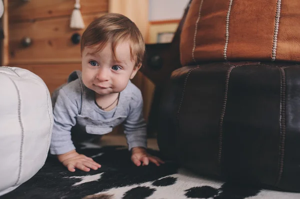 Lindo feliz niño de 11 meses jugando en casa, captura de estilo de vida en acogedor interior moderno — Foto de Stock