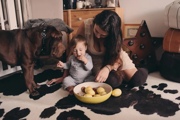 Mère heureuse et bébé fils jouer ensemble à la maison avec chien pei shar mignon. Cozy scène de style de vie intérieur — Photo