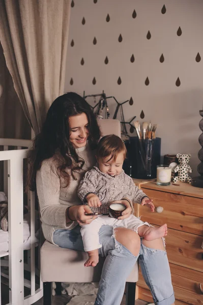 Mère heureuse et bébé fils jouant ensemble à la maison. Happy concept de style de vie de famille dans la vraie vie intérieure — Photo