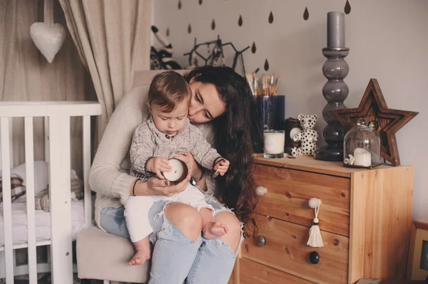 Mãe feliz e bebê filho brincando juntos em casa. Conceito de estilo de vida familiar feliz na vida real interior — Fotografia de Stock