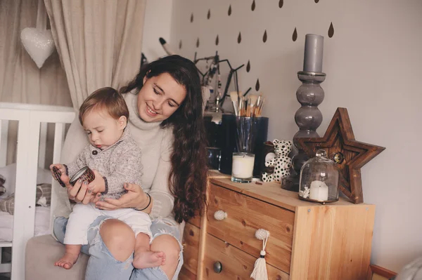 Mutlu anne ve bebek oğlu birlikte evde oynamak. Mutlu aile yaşam kavramı gerçek hayat iç — Stok fotoğraf