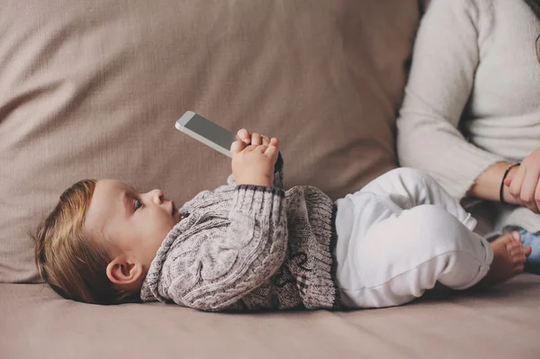 Mignon bébé garçon jouant à la maison. Captute franche dans la vie réelle intérieur — Photo