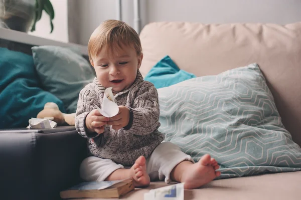 Söt glad pojke spelar hemma. Livsstil inomhus capture — Stockfoto