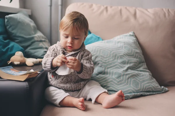 Lindo niño feliz jugando en casa. Estilo de vida captura en interiores — Foto de Stock