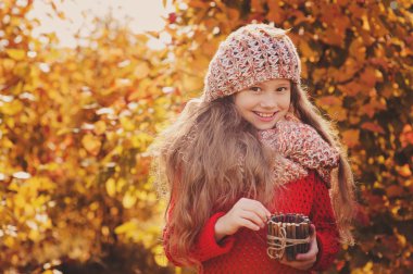 el yapımı rustik kavanoz ile ormanda yürümek üzerinde sonbahar kız mutlu çocuk 