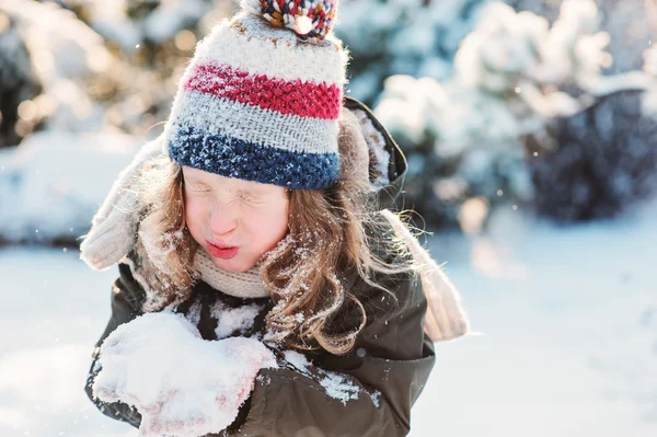 Niña feliz jugando con nieve en invierno paseo nevado en el jardín, actividades al aire libre de temporada en vacaciones — Foto de Stock
