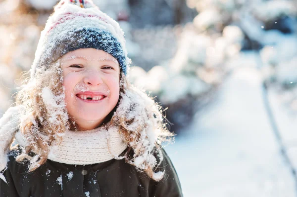 Menina feliz brincando com a neve no inverno passeio nevado no jardim, atividades ao ar livre sazonais em férias — Fotografia de Stock