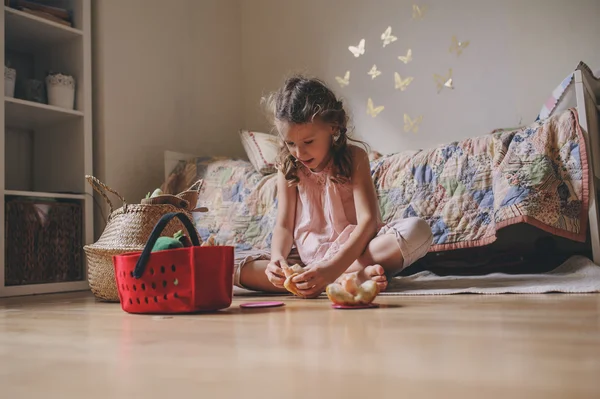 Kis gyermek lány játszik a szobájában, játék ételek, főzés, és a szórakozás otthon — Stock Fotó