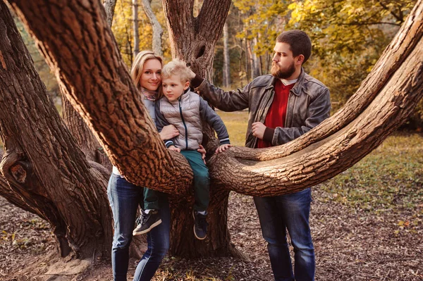 Família feliz passar tempo juntos ao ar livre. Captura de estilo de vida, cena aconchegante rural. Pai, mãe e filho caminhando na floresta — Fotografia de Stock