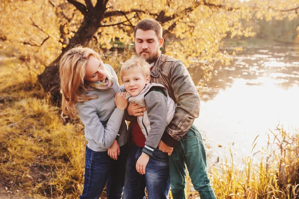 Família feliz passar tempo juntos ao ar livre. Captura de estilo de vida, cena aconchegante rural. Pai, mãe e filho caminhando na floresta — Fotografia de Stock