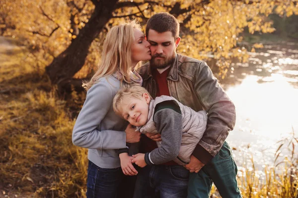 Família feliz passar tempo juntos ao ar livre. Captura de estilo de vida, cena aconchegante rural. Pai, mãe e filho caminhando na floresta — Fotografia de Stock