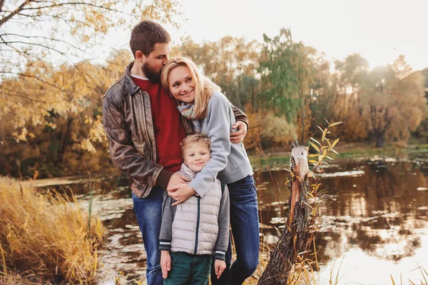 Família feliz passar tempo juntos ao ar livre. Captura de estilo de vida, cena aconchegante rural. Pai, mãe e filho caminhando na floresta — Fotografia de Stock