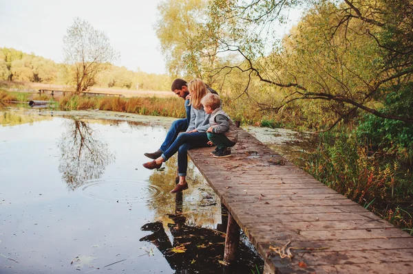 Familia feliz pasar tiempo juntos al aire libre. Captura de estilo de vida, ambiente rural acogedor. Padre, madre e hijo caminando en el bosque —  Fotos de Stock
