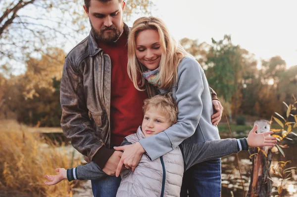 Família feliz passar tempo juntos ao ar livre. Captura de estilo de vida, cena aconchegante rural. Pai, mãe e filho caminhando na floresta — Fotografia de Stock