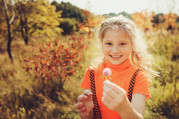 Mutlu bir çocukluk kız yaz çayır üzerinde oynama. Yaşam tarzı yakalamak, çocuk harcama yaz tatillerini açık. — Stok fotoğraf