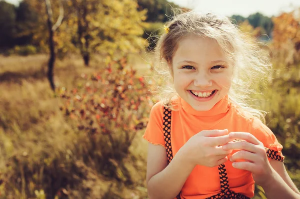 Petite fille heureuse jouant sur la prairie d'été. Capture de style de vie, enfant passant des vacances d'été en plein air . — Photo