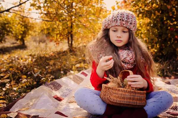 Menina feliz no outono passeio na floresta com jarra rústica artesanal — Fotografia de Stock