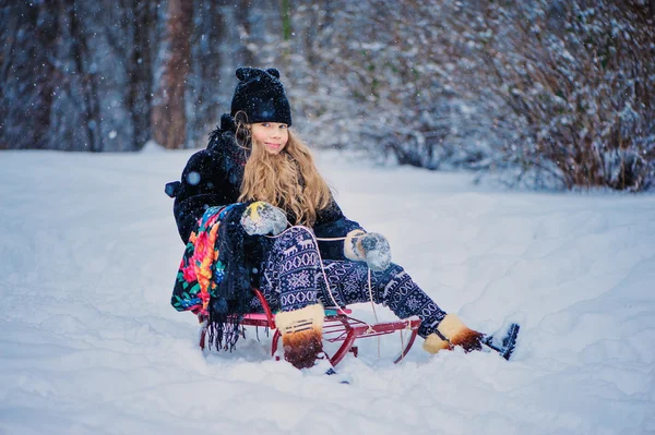 Téli séta a havas erdőben boldog gyerek lány portréja — Stock Fotó