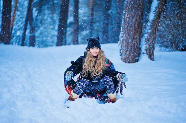 겨울 눈 덮인 숲에서 산책 하는 행복 한 아이 여자의 초상화 — 스톡 사진