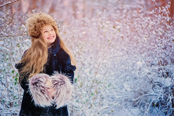 Šťastné dítě zasněný dívka procházky v zasněžené zimní les — Stock fotografie