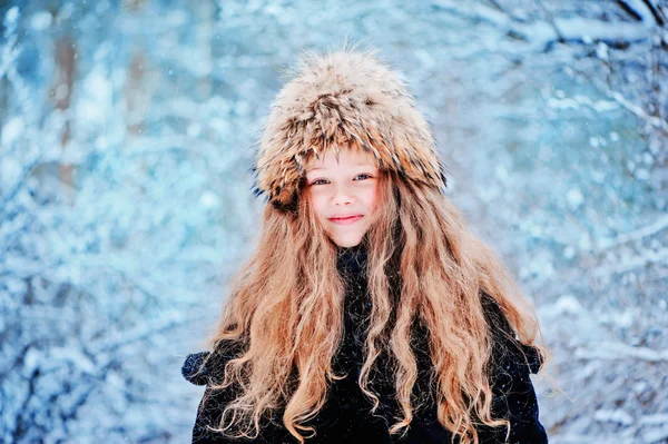 Portret szczęśliwy dziewczyna spaceru w lesie snowy zimowych — Zdjęcie stockowe