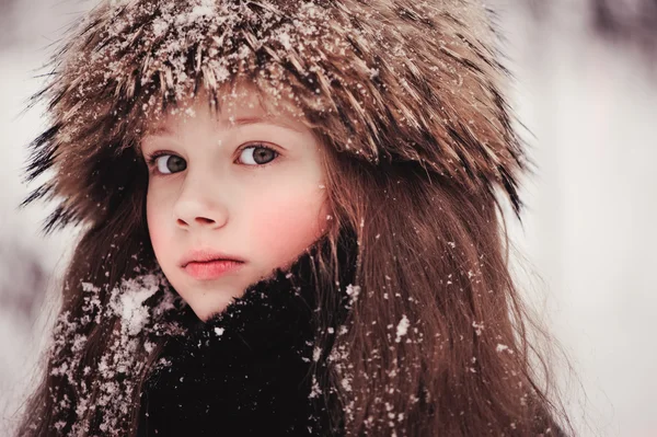 雪に覆われた冬の森を歩く幸せな夢のような子供の女の子 — ストック写真