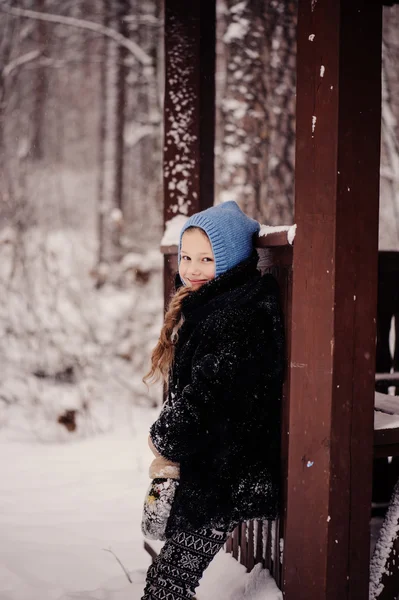 Šťastné dítě zasněný dívka procházky v zasněžené zimní les — Stock fotografie