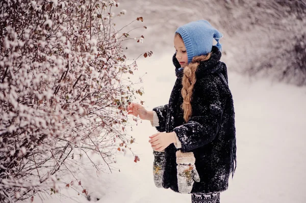 Šťastné dítě zasněný dívka procházky v zasněžené zimní les — Stock fotografie