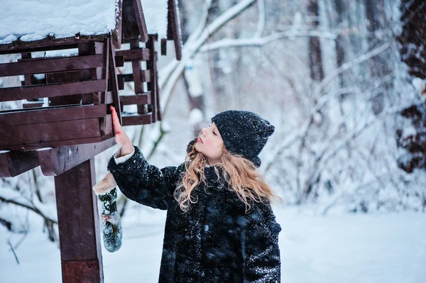 Felice sognante bambina che cammina nella foresta invernale innevata — Foto Stock