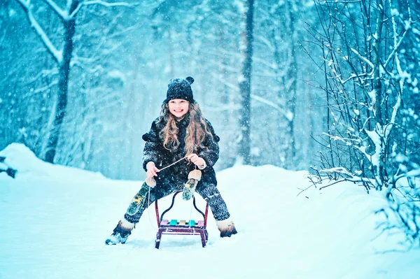 Boldog álmodozó gyermek lány séta a havas téli erdő — Stock Fotó