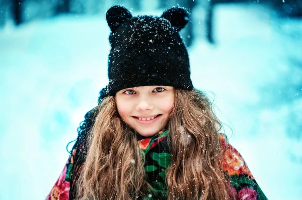 눈 덮인 겨울 숲에서 산책 하는 행복 한 꿈꾸는 아이 여자 — 스톡 사진