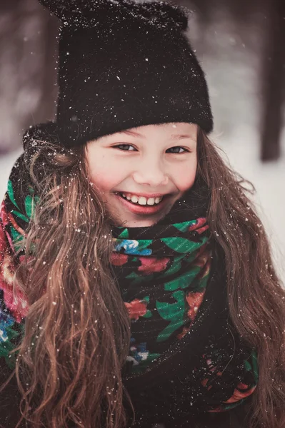 Gelukkig dromerig kind meisje wandelen in winter van de besneeuwde woud — Stockfoto