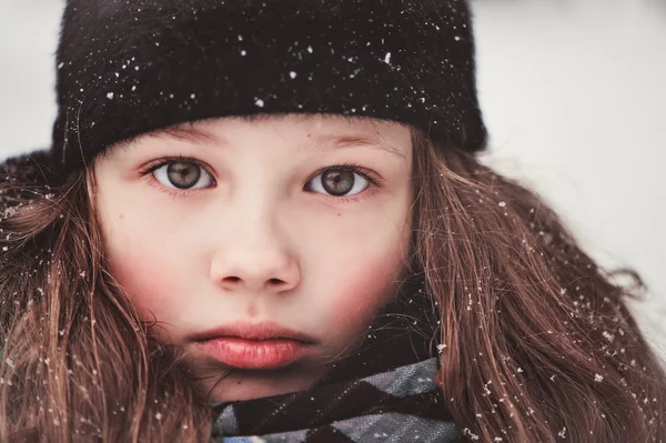 Gelukkig dromerig kind meisje wandelen in winter van de besneeuwde woud — Stockfoto