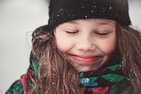 Menina sonhadora feliz andando na floresta de inverno nevado — Fotografia de Stock