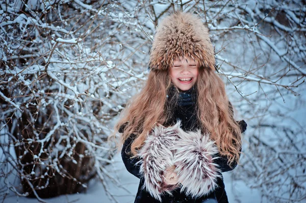 Winter portrait of happy kid girl walking in snowy forest — Stock Photo, Image