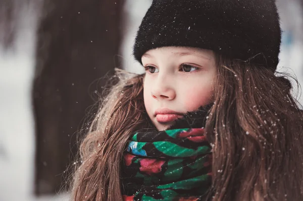 Ritratto invernale di bambina felice che cammina nella foresta innevata — Foto Stock