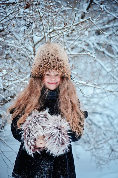 Portret szczęśliwy dziewczyna spaceru w lesie snowy zimowych — Zdjęcie stockowe