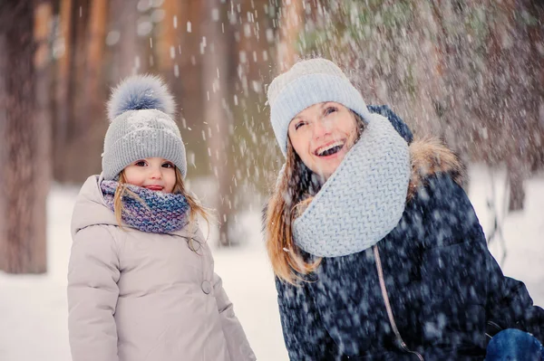 Retrato de inverno de bebê bonito menina em tamanho grande cinza de malha cachecol andando na floresta nevada — Fotografia de Stock