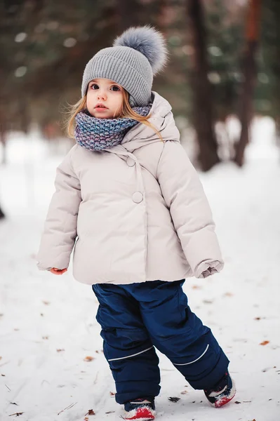 Aranyos boldog baba lány séta a téli erdő — Stock Fotó