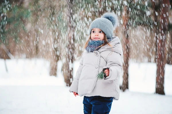 Linda niña feliz caminando en el bosque de invierno — Foto de Stock