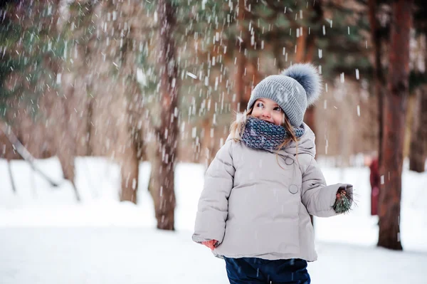 Niedlich glücklich Baby Mädchen zu Fuß im Winter Wald — Stockfoto