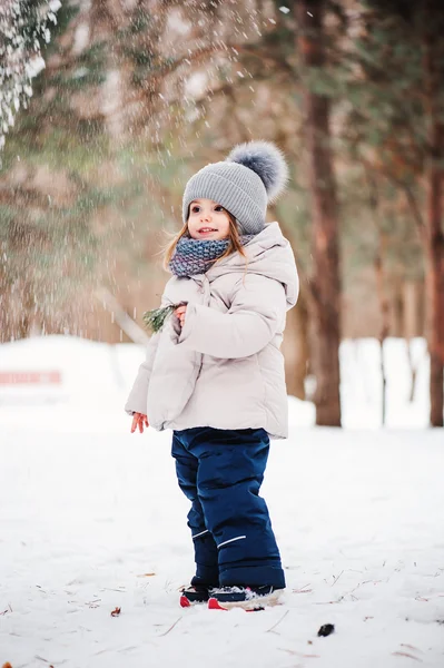 Aranyos boldog baba lány séta behavazott téli erdőben, karácsonyi vakáció szabadtéri kiadások — Stock Fotó